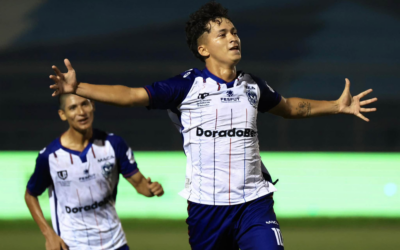 CARLOS VELASCO SE VISTE DE HÉROE Y GUÍA LA VICTORIA DEL MARTE SOYAPANGO